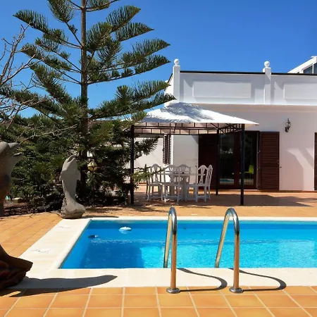 Comfortable Holiday In Yaiza With Swimming Pool 펜션 *