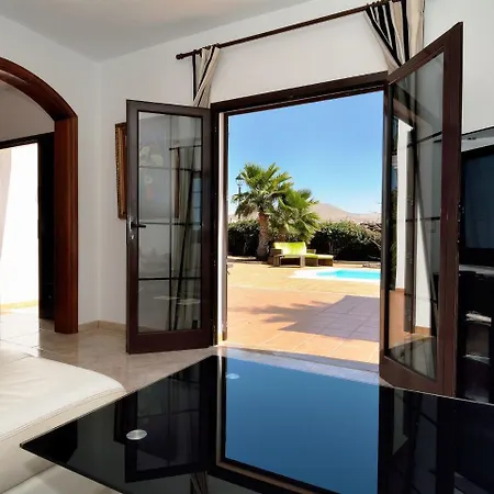 Comfortable Holiday In Yaiza With Swimming Pool 펜션 *