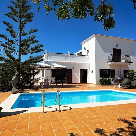 Comfortable Holiday In Yaiza With Swimming Pool Hébergement de vacances *